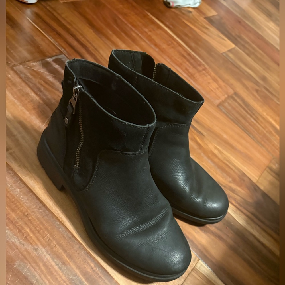 UGG‎ Black Leather Ankle Boots Side Zip Women’s Size 8.5 (S5)
